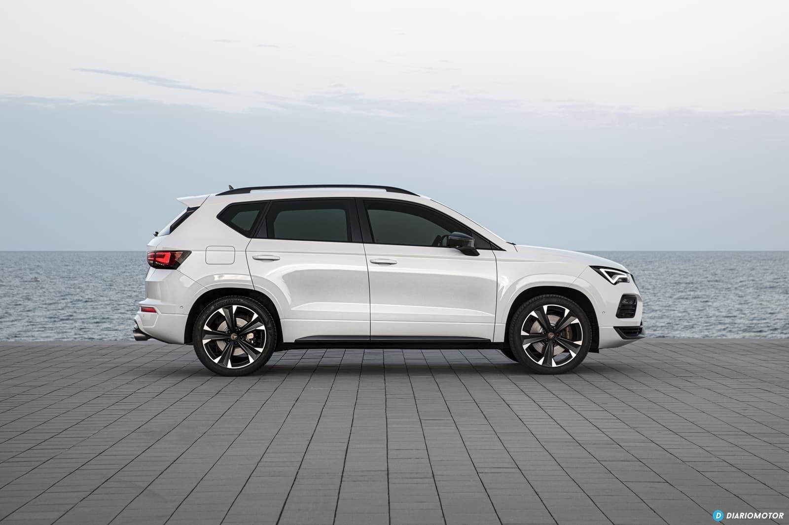 Perfil lateral del Cupra Ateca bajo una luz natural con acabados de alta gama.