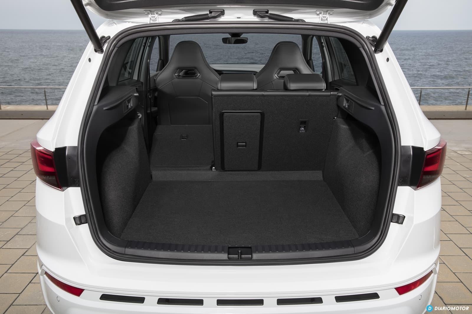Vista del maletero del Cupra Ateca, amplio y listo para equipaje.
