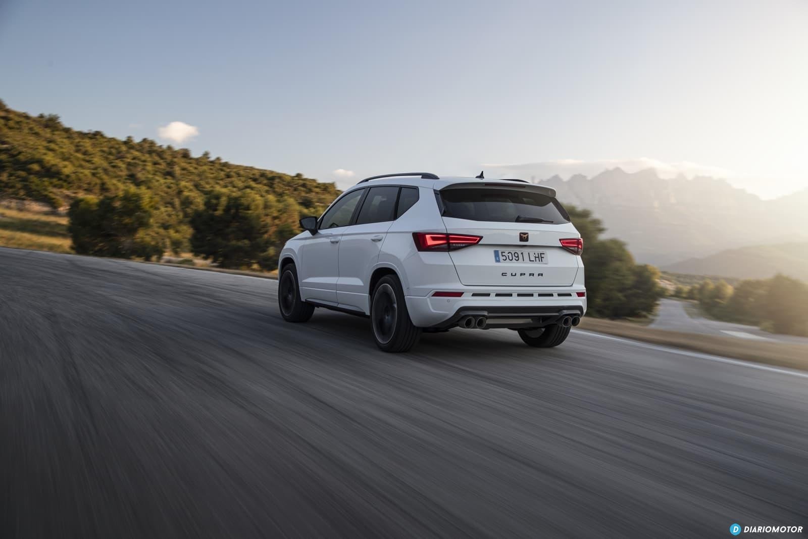 Vista dinámica del Cupra Ateca mostrando su línea lateral y trasera.