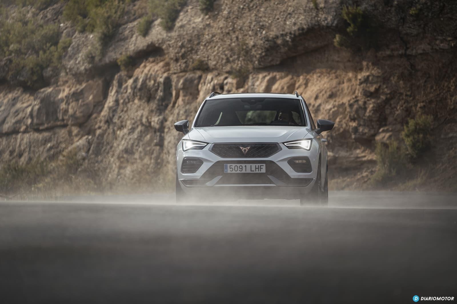 Vista frontal del Cupra Ateca destacando en un ambiente de niebla matutina.
