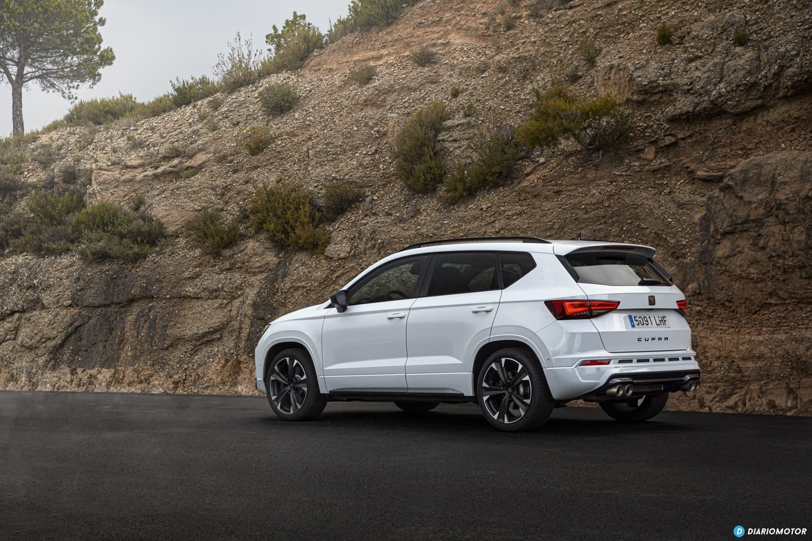 Fusión perfecta de deportividad y funcionalidad en el lateral y trasera del Cupra Ateca.