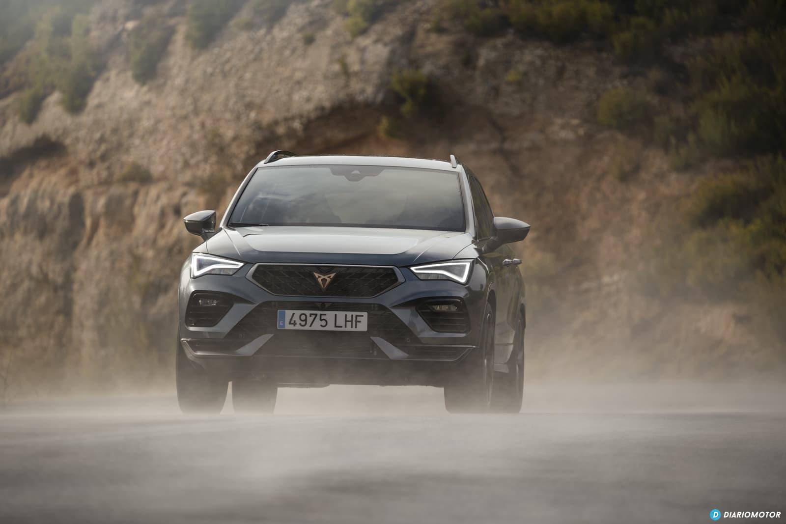 Potencia y elegancia en cada curva, el Cupra Ateca en su hábitat natural.