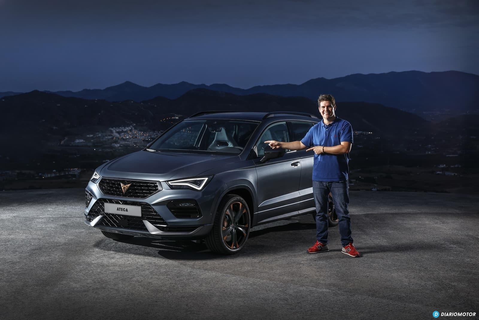 Experto en automoción presenta el Cupra Ateca, enfocando la parte delantera del vehículo.