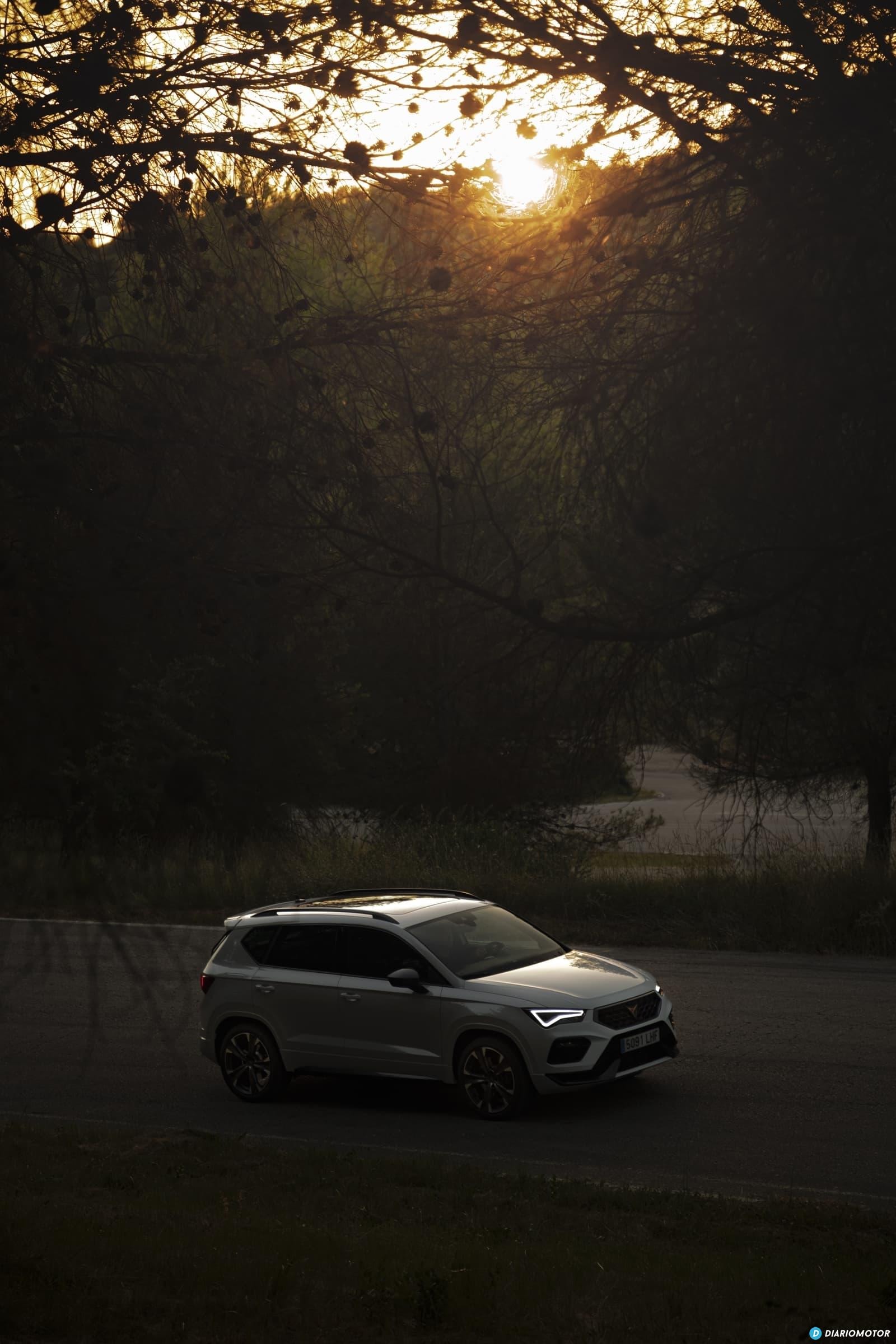 Cupra Ateca sobre un puente, con una vista superior que destaca su techo y frontal.