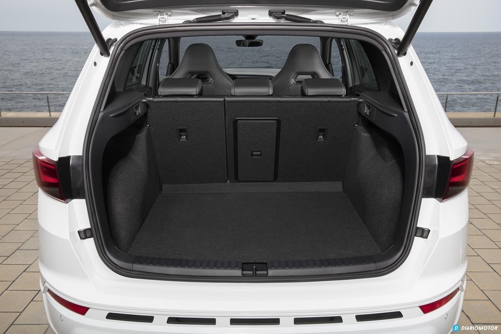 Cupra Ateca en movimiento mostrando su estilizada figura.