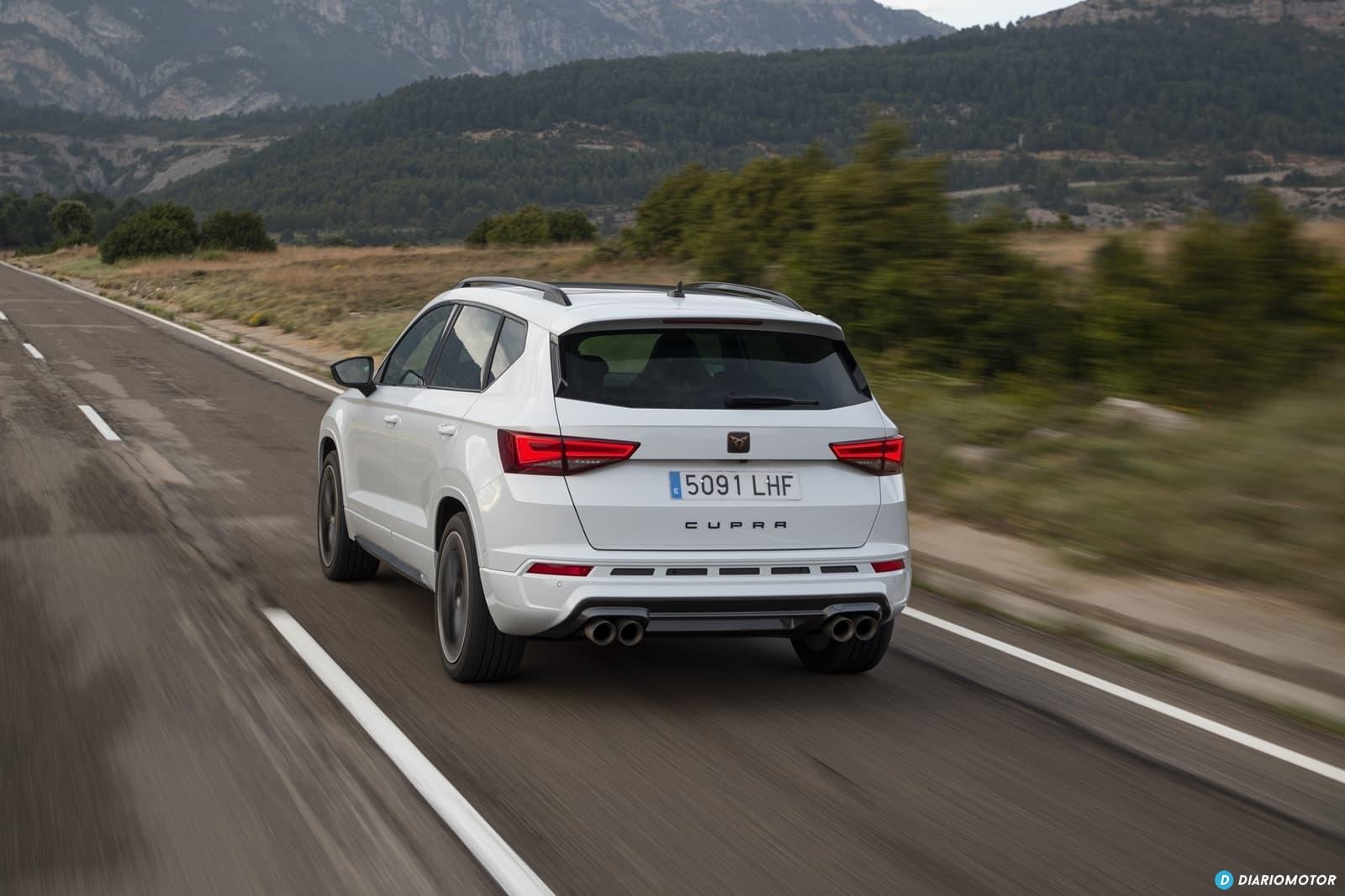 Perspectiva trasera del Cupra Ateca en entorno natural, transmitiendo potencia.