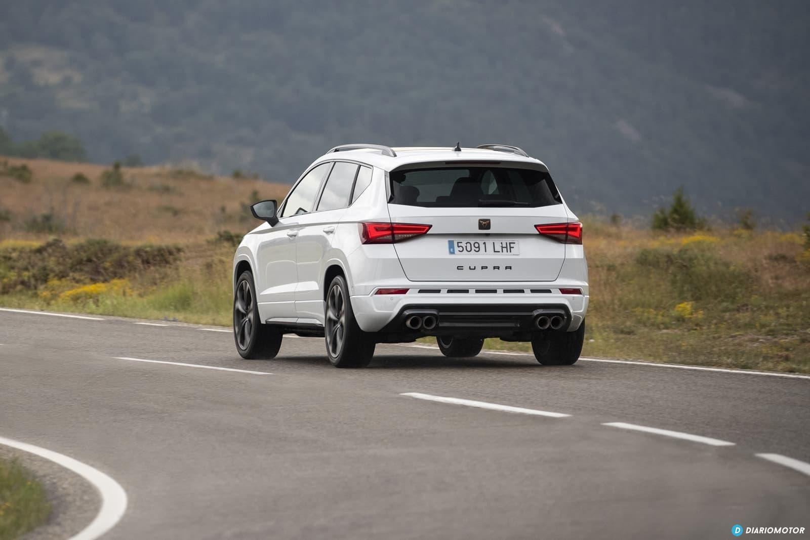 Letras CUPRA se destacan en el portón trasero, junto a cuatro salidas de escape.