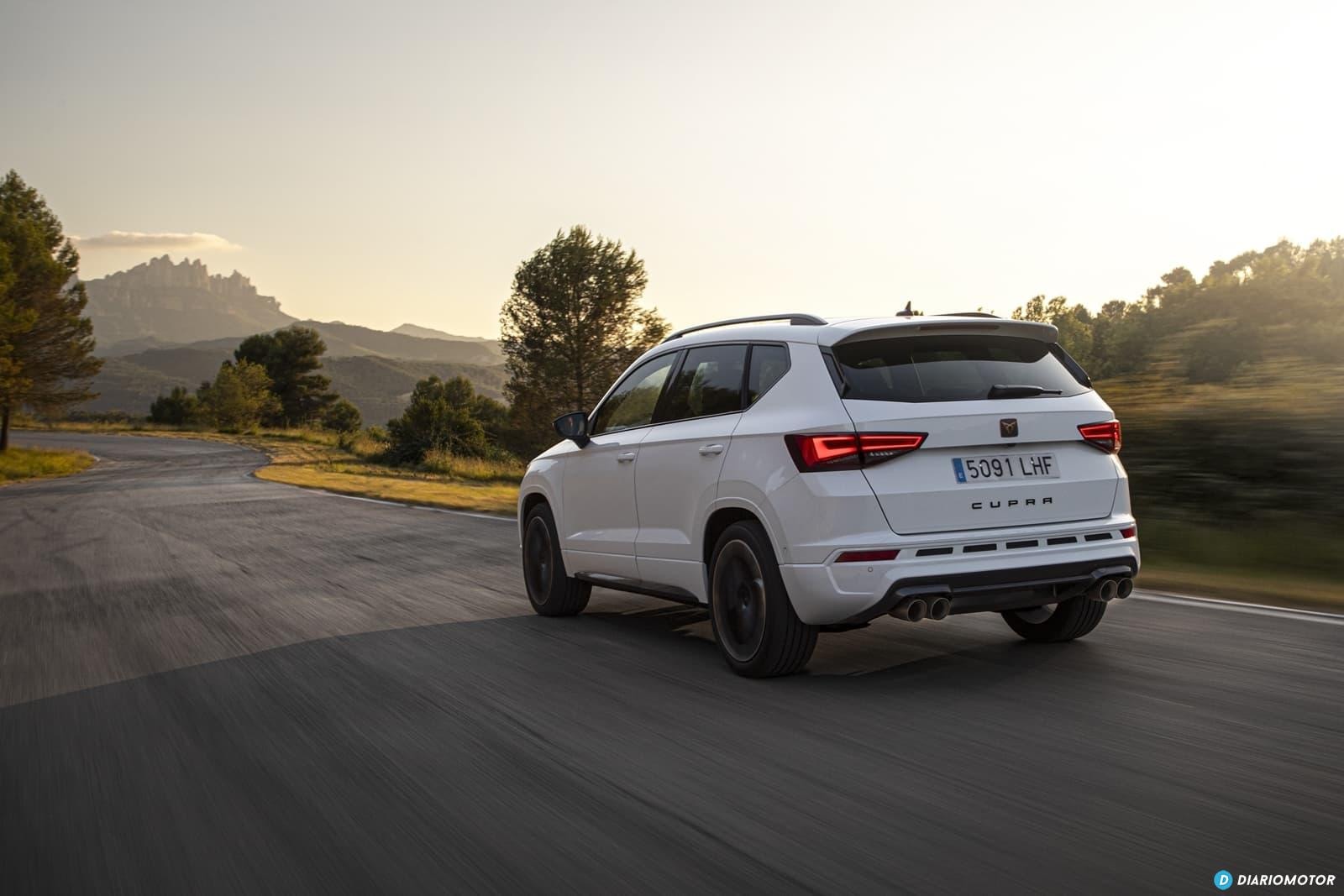 Tomada en movimiento, esta foto capta el perfil deportivo del Cupra Ateca.