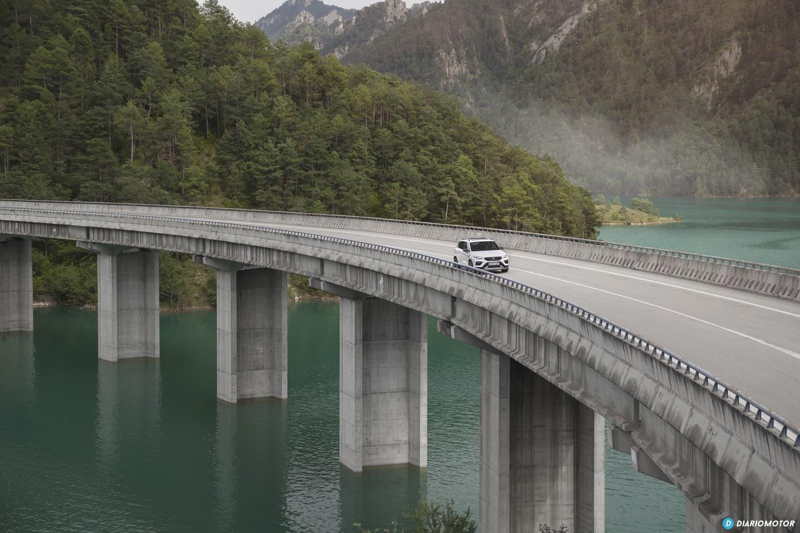 Cupra Ateca en escena exterior, destacando su silueta sobre un puente.