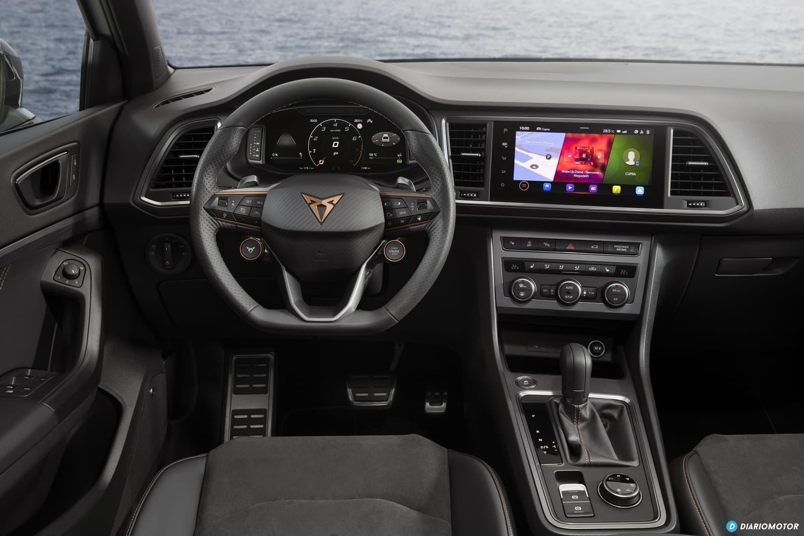 Detalles del volante Cupra con controles y visibilidad clara del panel de instrumentos.