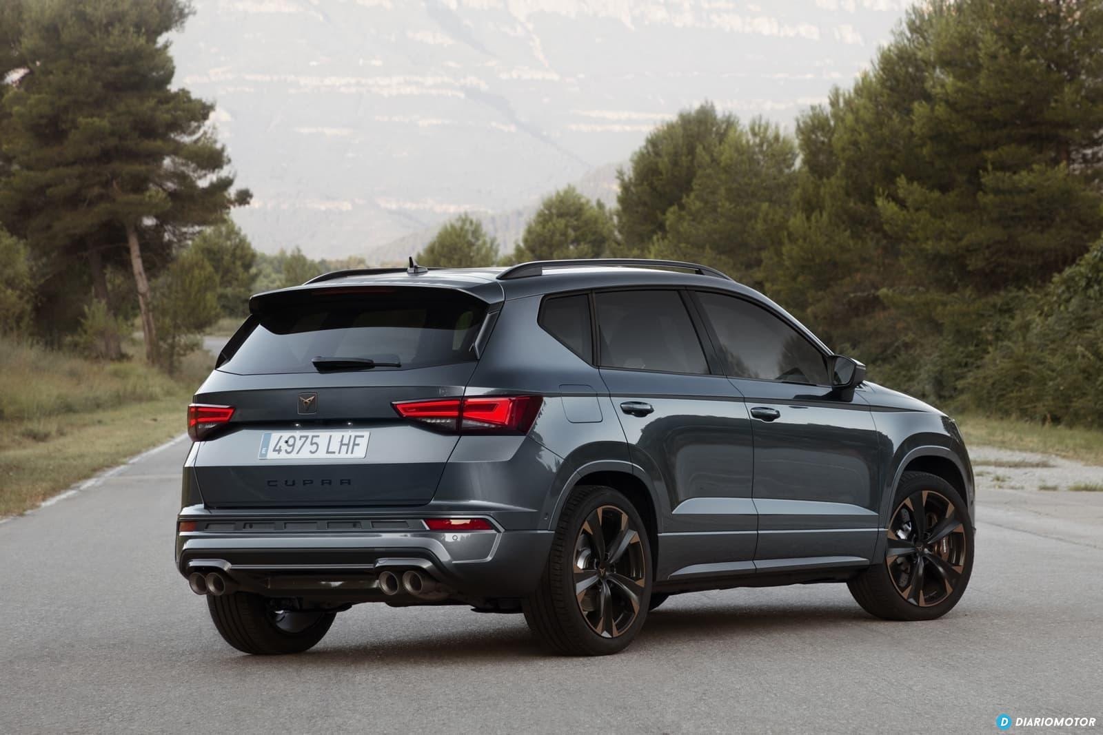 El Cupra Ateca con el maletero abierto, detallando la capacidad y diseño.