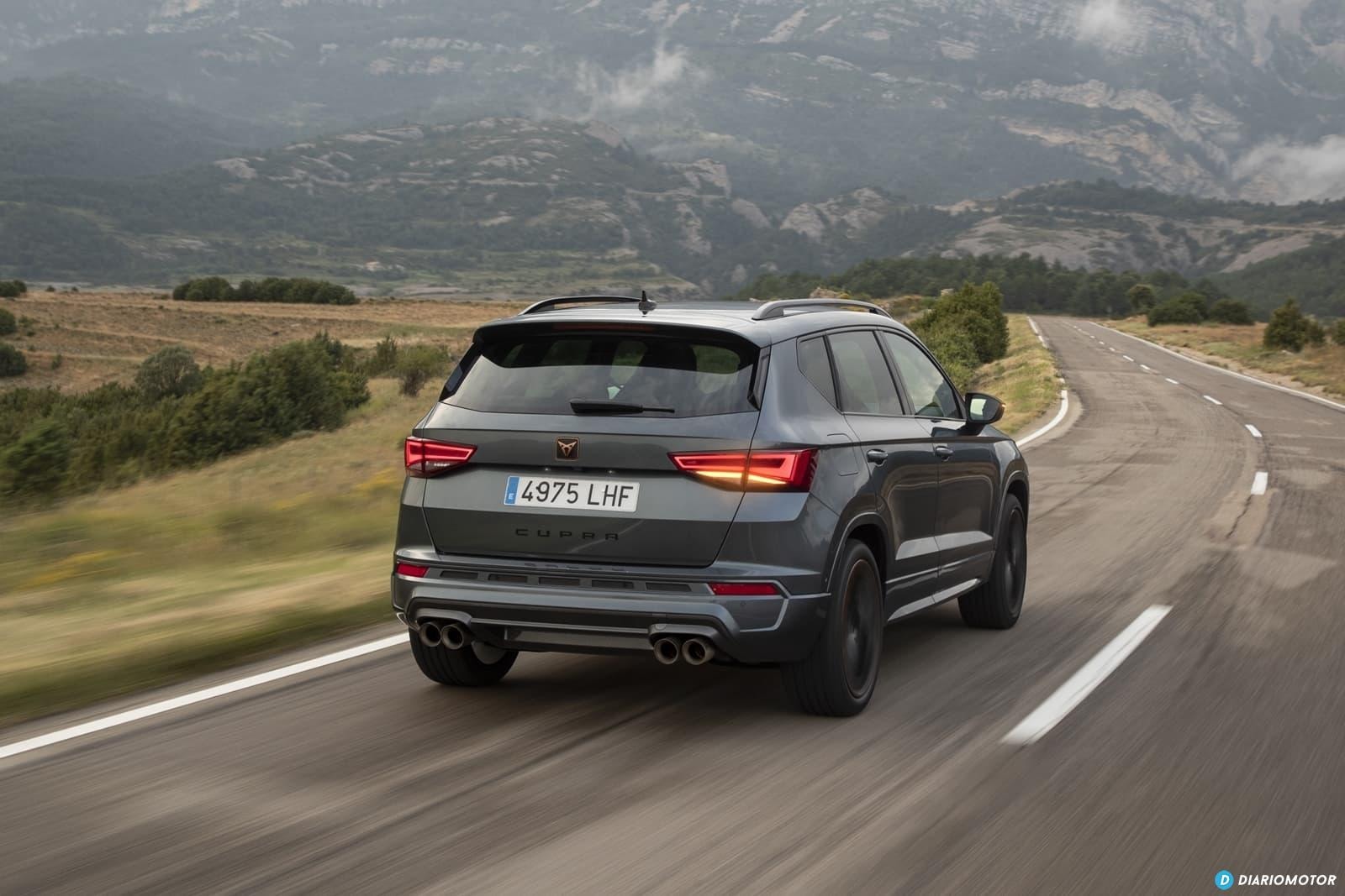 Imagen trasera del CUPRA Ateca, resaltando su escape doble y luces LED.