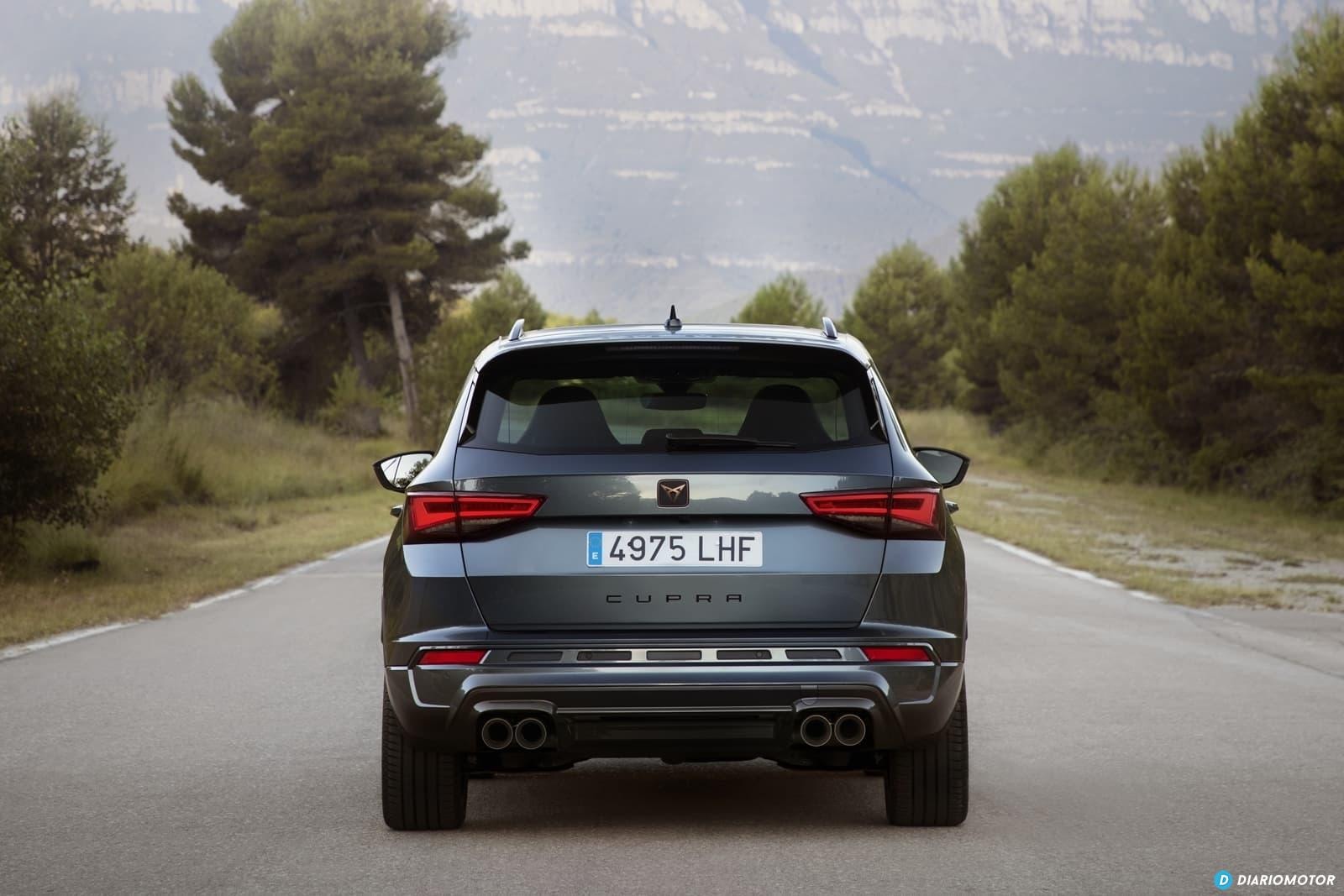 Trasera del Cupra Ateca con sus pilotos LED y doble salida de escape.