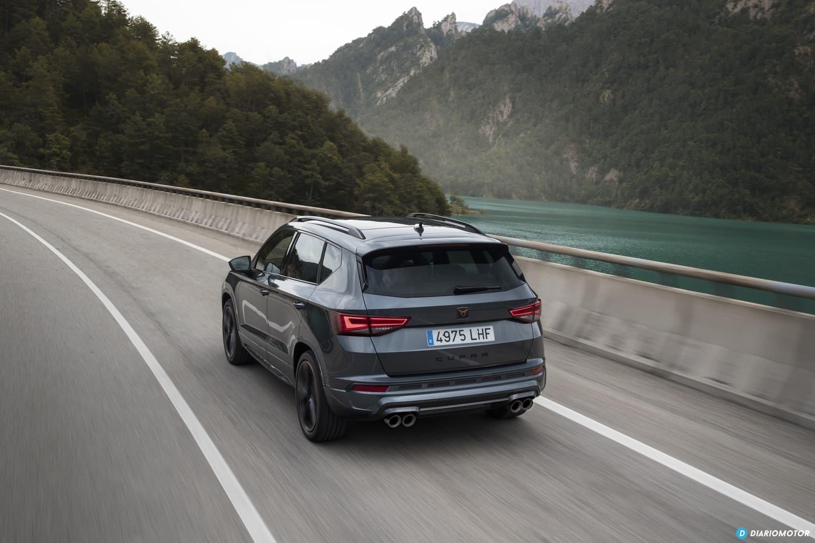 Toma trasera del CUPRA Ateca mostrando su figura atlética y angulosa.