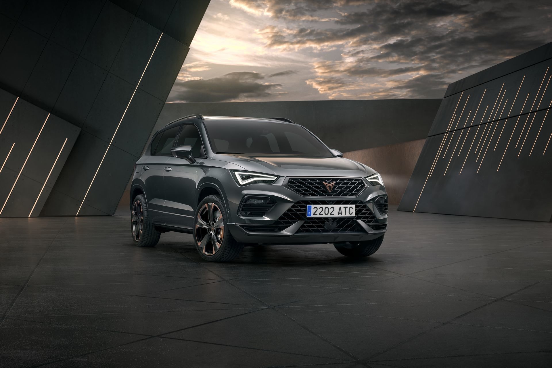 Vista imponente del Cupra Ateca con diseño deportivo y robusto.