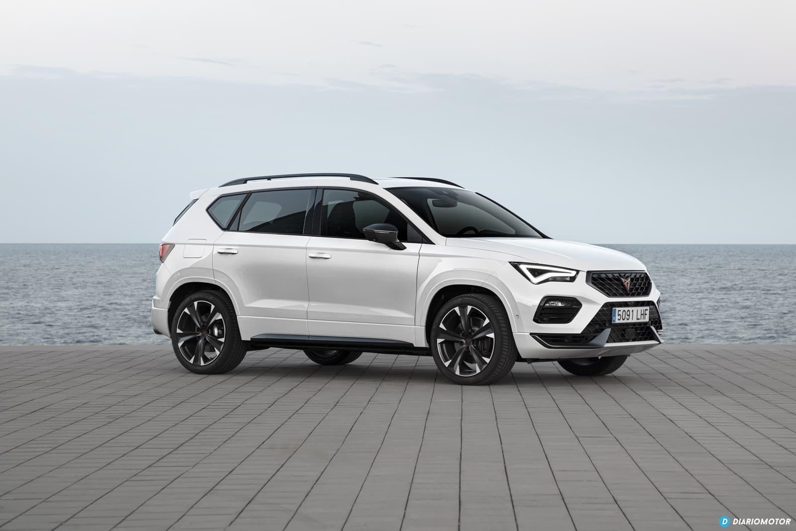 El Cupra Ateca muestra su perfil lateral robusto y elegante.