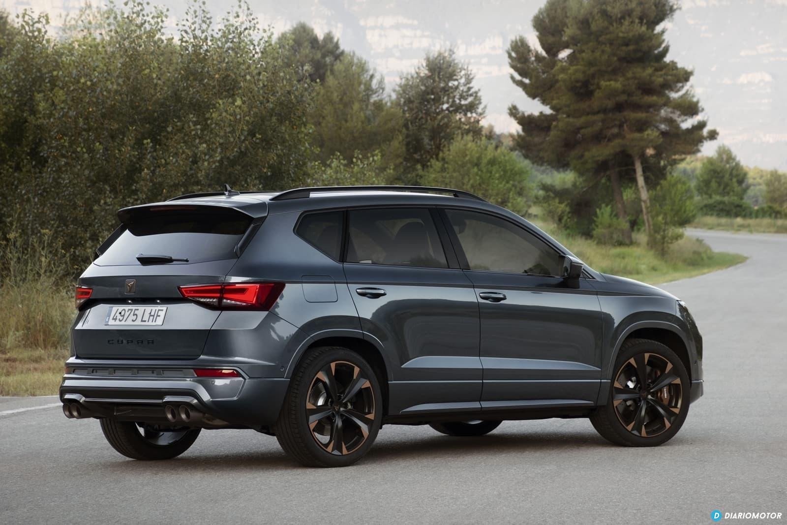 Vista lateral y trasera del Cupra Ateca, destacando su diseño deportivo.