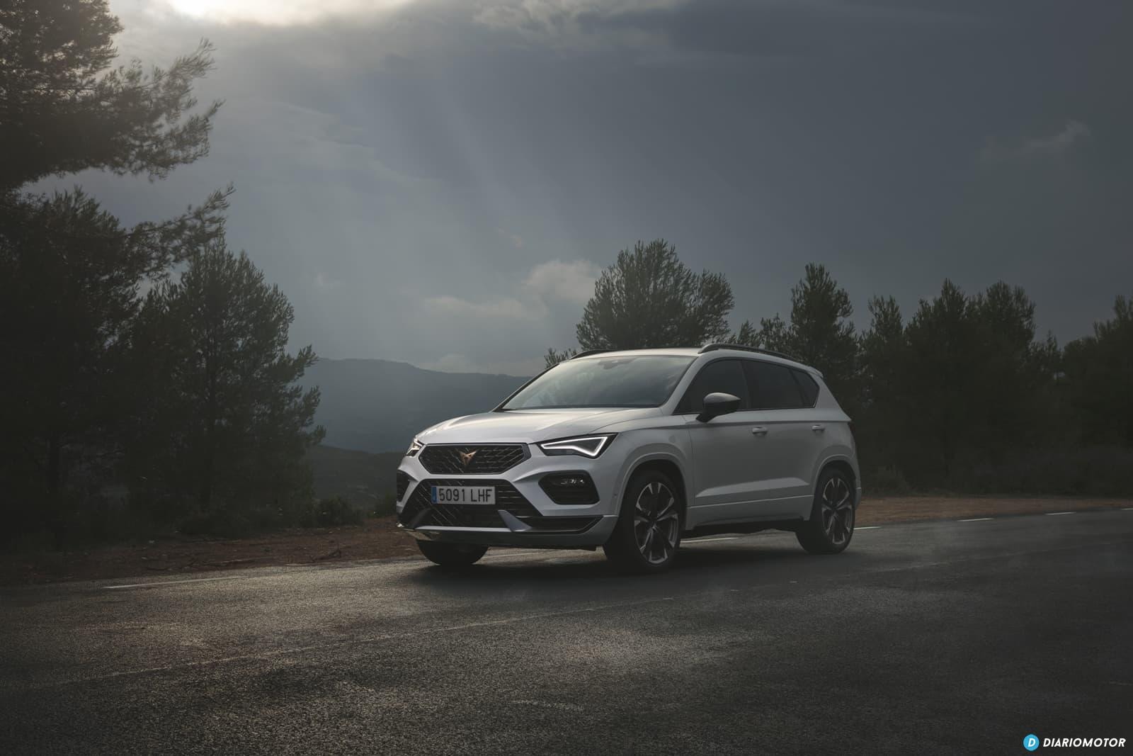 Imagen dinámica del Cupra Ateca revelando su faceta deportiva.