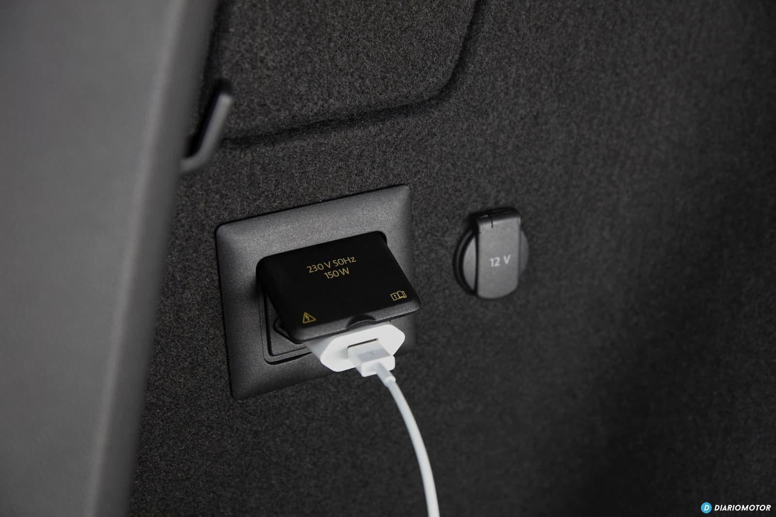 Detalle de la toma de corriente en el maletero del Cupra Ateca.
