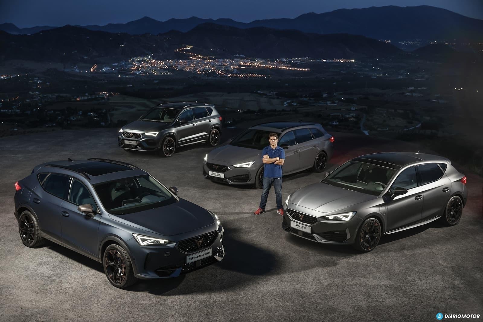 Vista nocturna de línea de modelos Cupra incluyendo el Ateca, con un presentador.