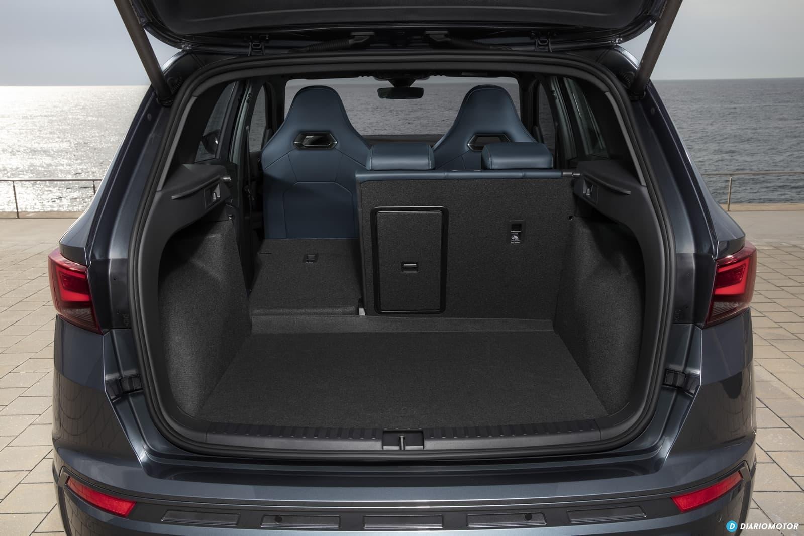 Imágenes múltiples de la gama Cupra, incluido el Ateca, bajo la luz de la noche.