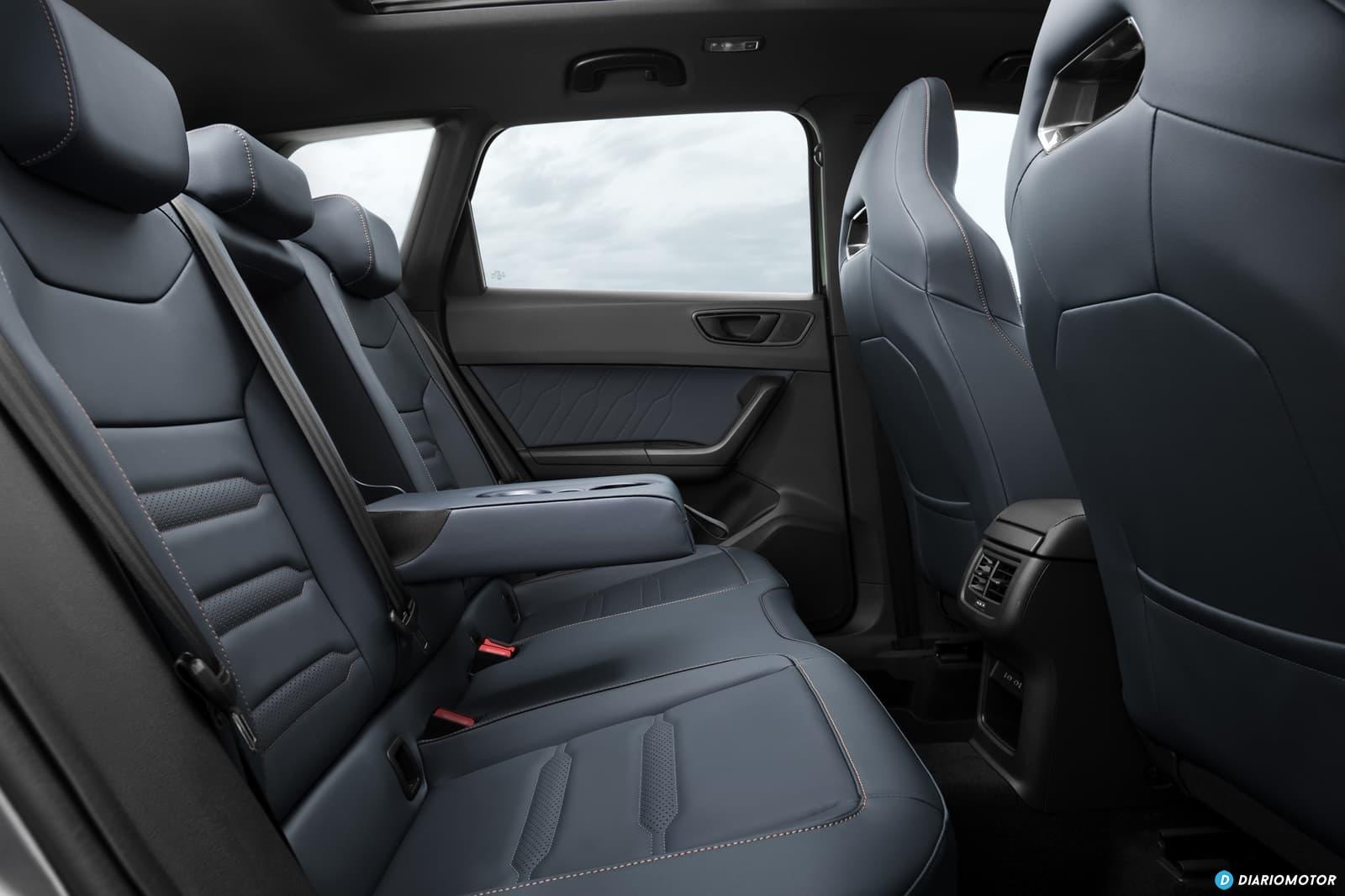 Asientos traseros abatidos mostrando el espacio y acceso al techo solar.