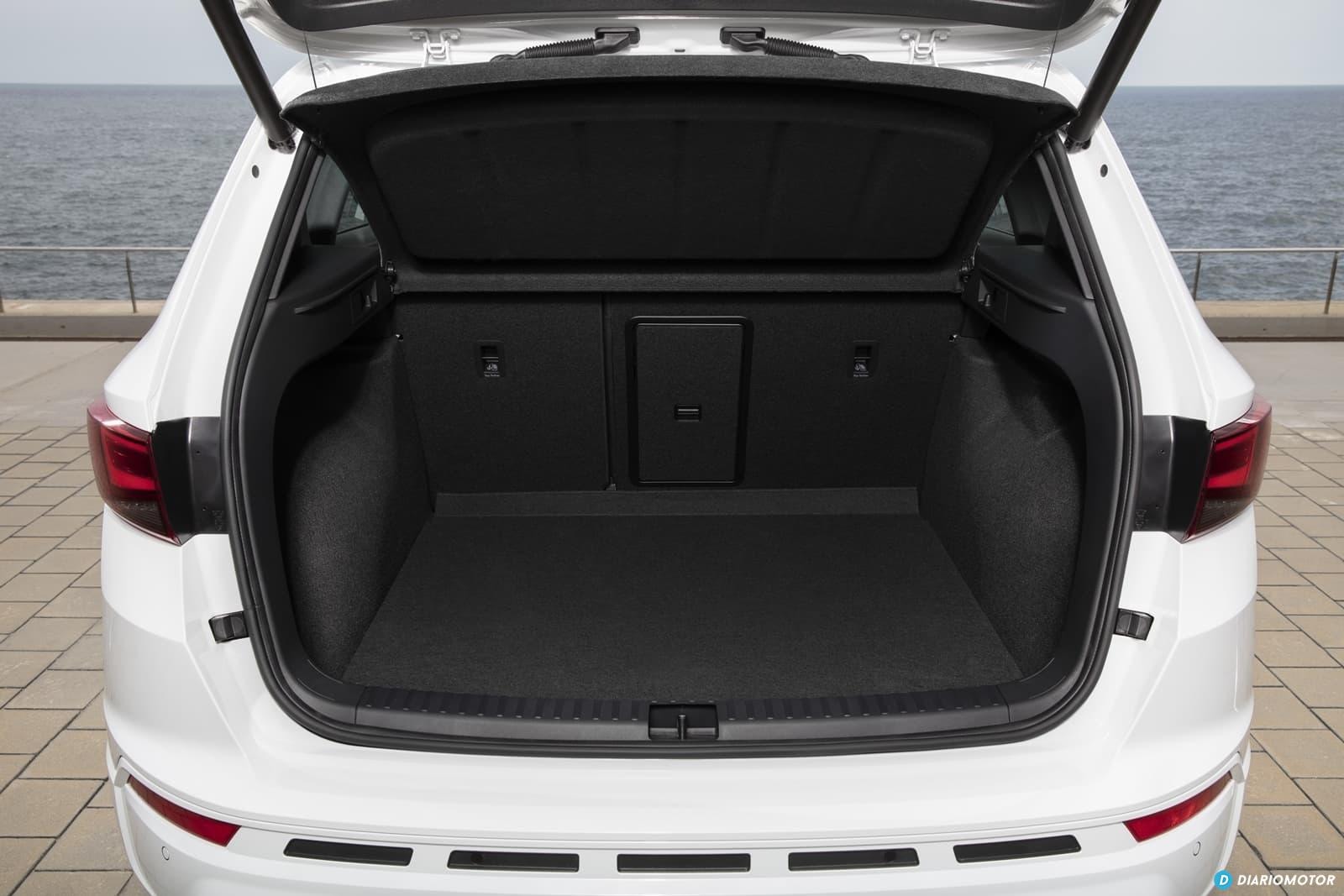 Vista trasera del maletero con los asientos traseros en posición normal.