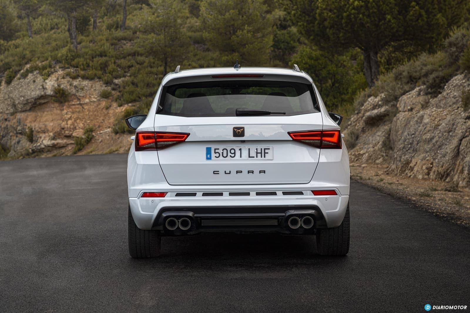 Trasera del Cupra Ateca destacando salidas de escape dobles y luces de LED.