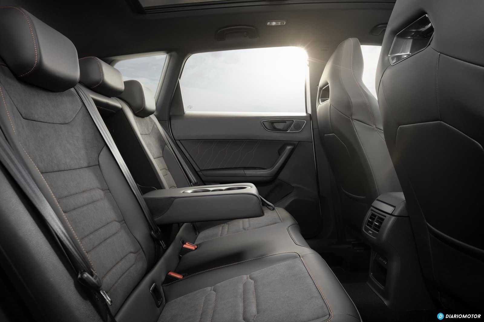 Volante deportivo con inserciones en carbono y el logotipo de Cupra.