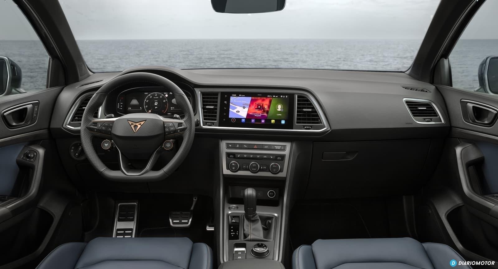 Habitáculo del Cupra Ateca con énfasis en el volante y consola central.