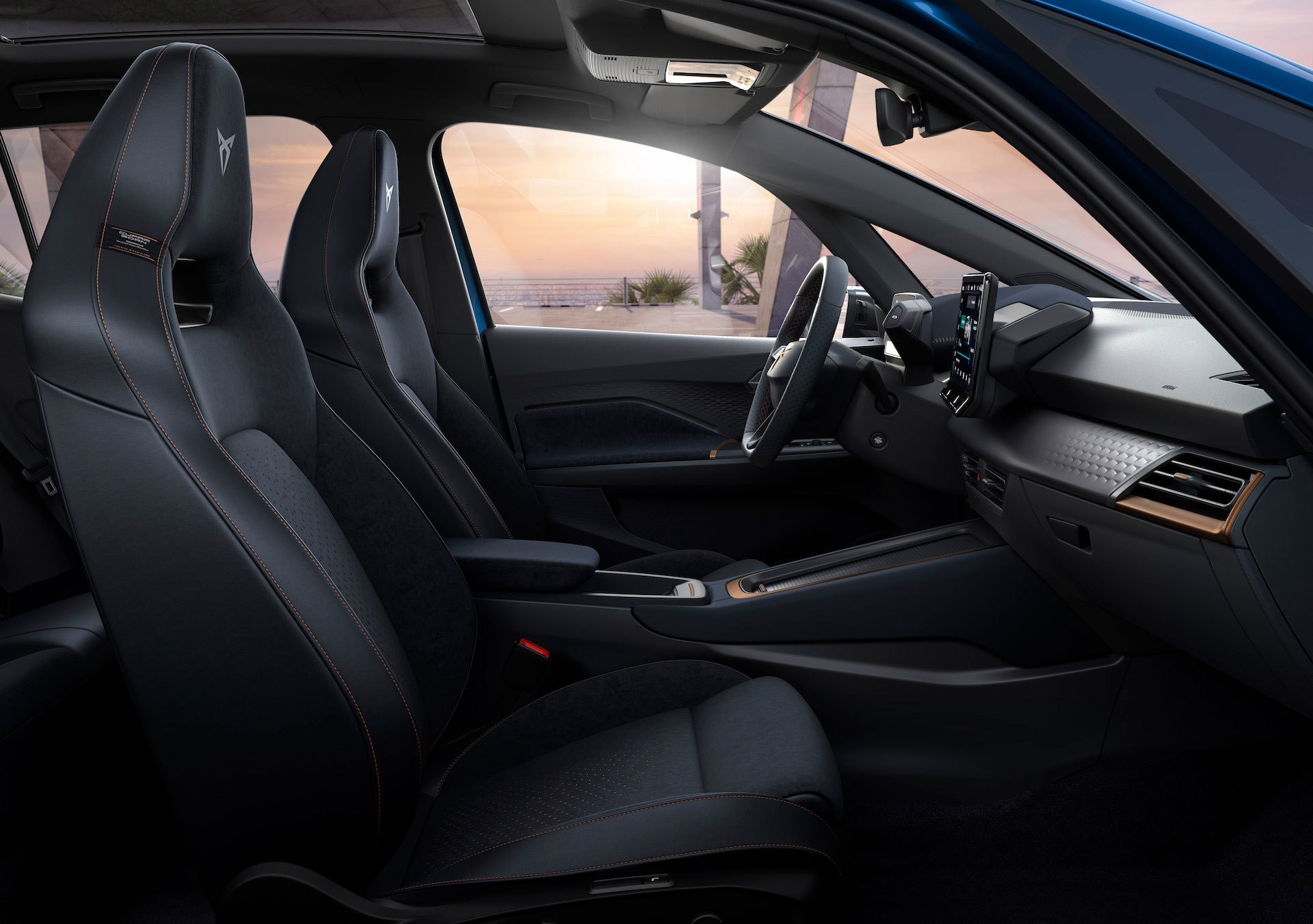 Vista lateral de los asientos deportivos del CUPRA Born.