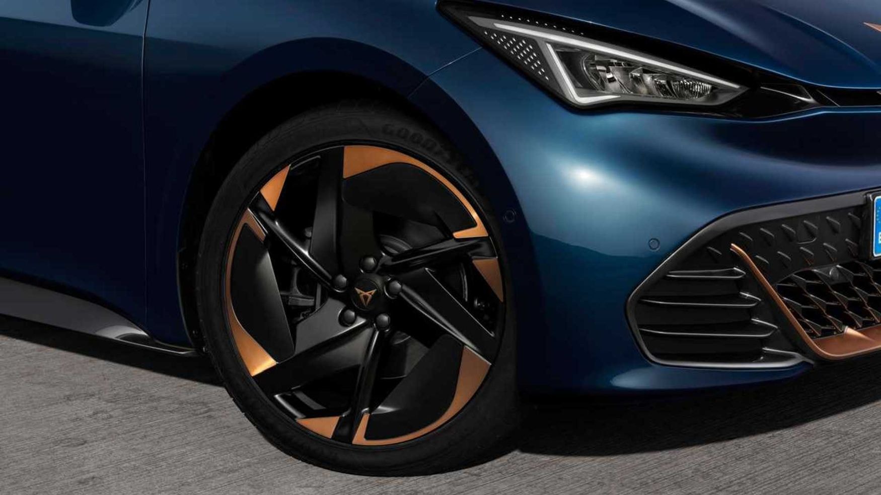 Frontal donde se aprecia la agresividad y el carácter deportivo.