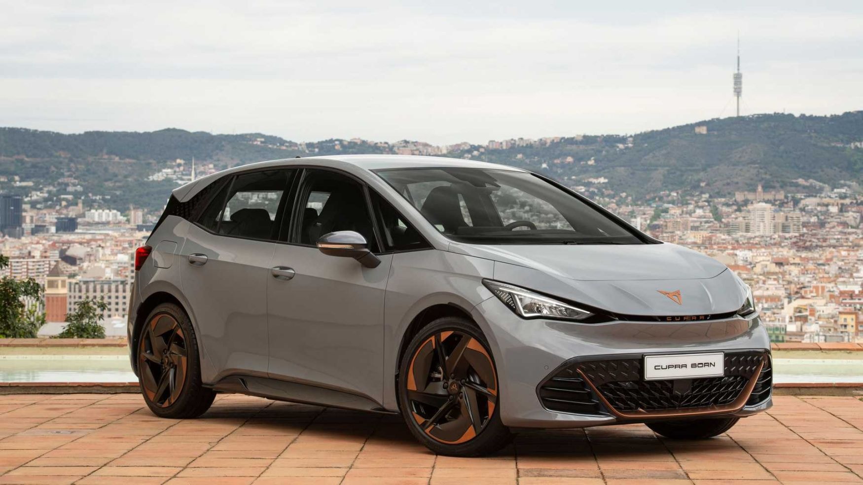 Frontal del Cupra Born con su imponente parrilla y logotipo.