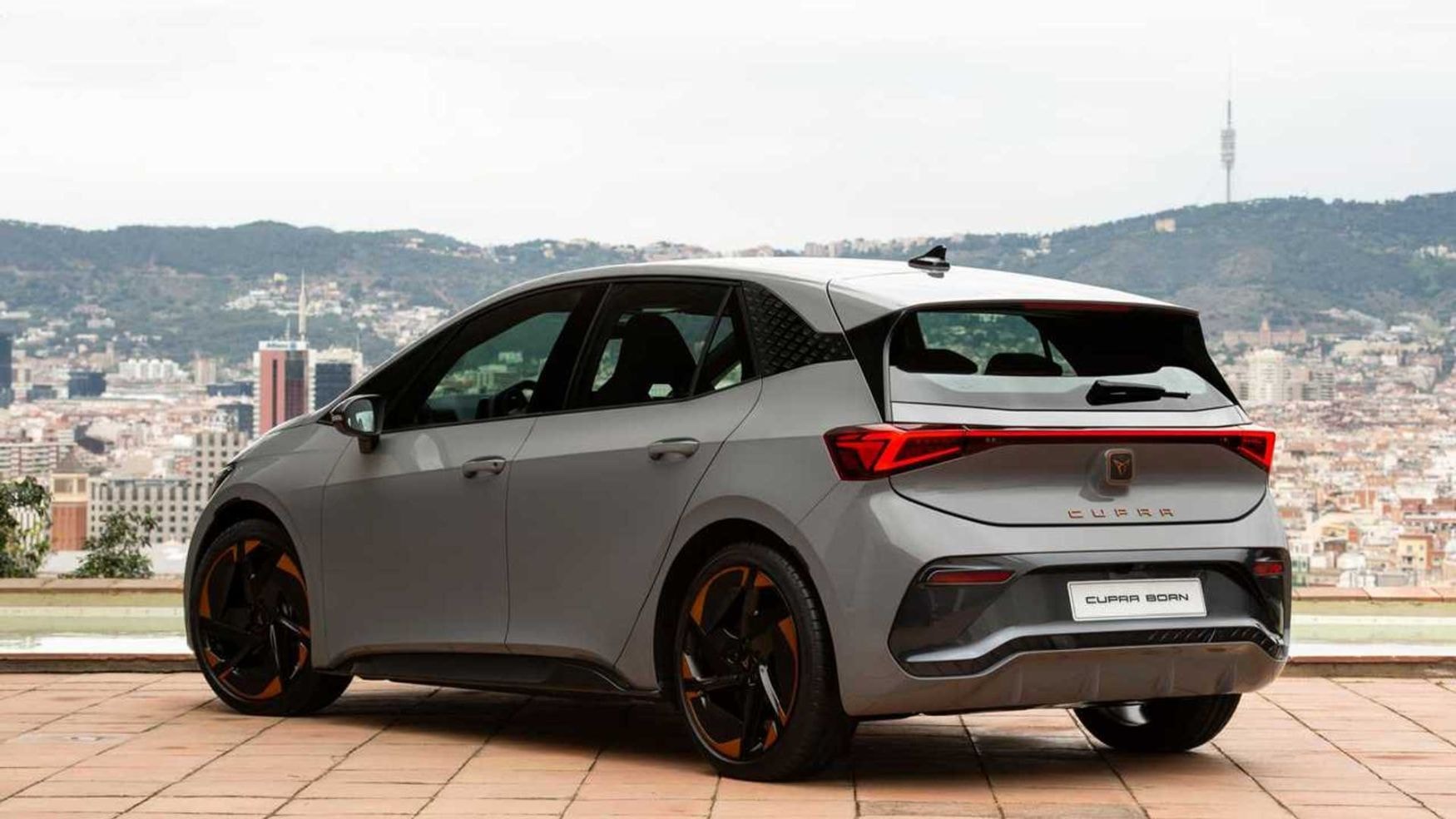 Lateral que muestra la silueta dinámica del Cupra Born.