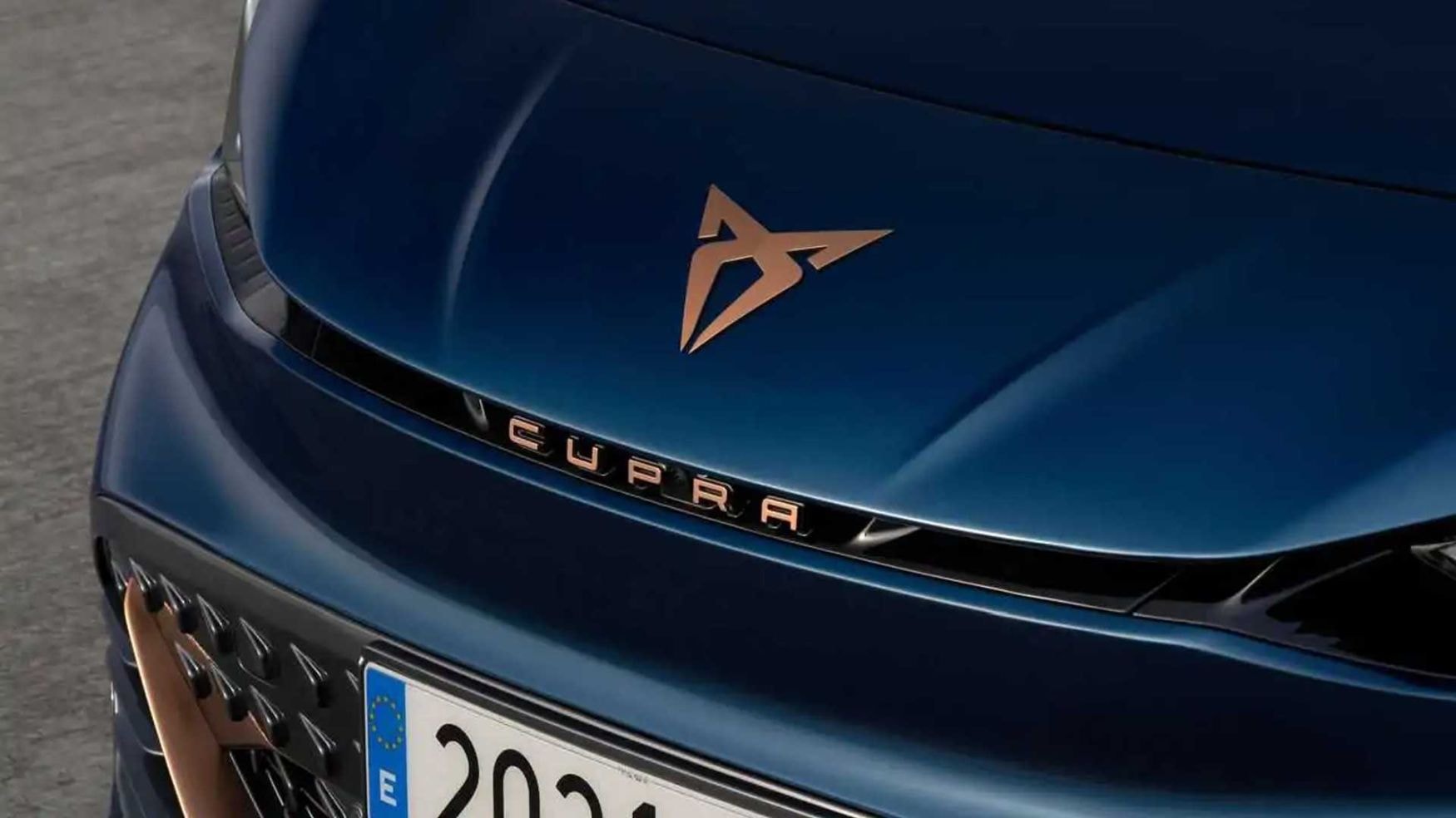 Lateral del Cupra Born que enfatiza su diseño contemporáneo.