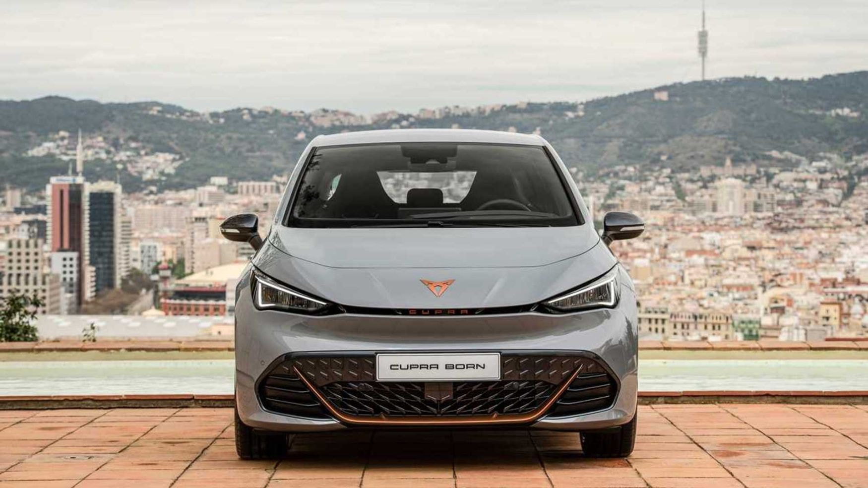 Perfil del Cupra Born, destacando su aerodinámica y diseño moderno.