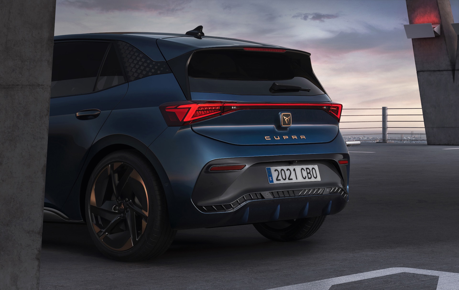La trasera del Cupra Born combina distinción y tecnología en su diseño.