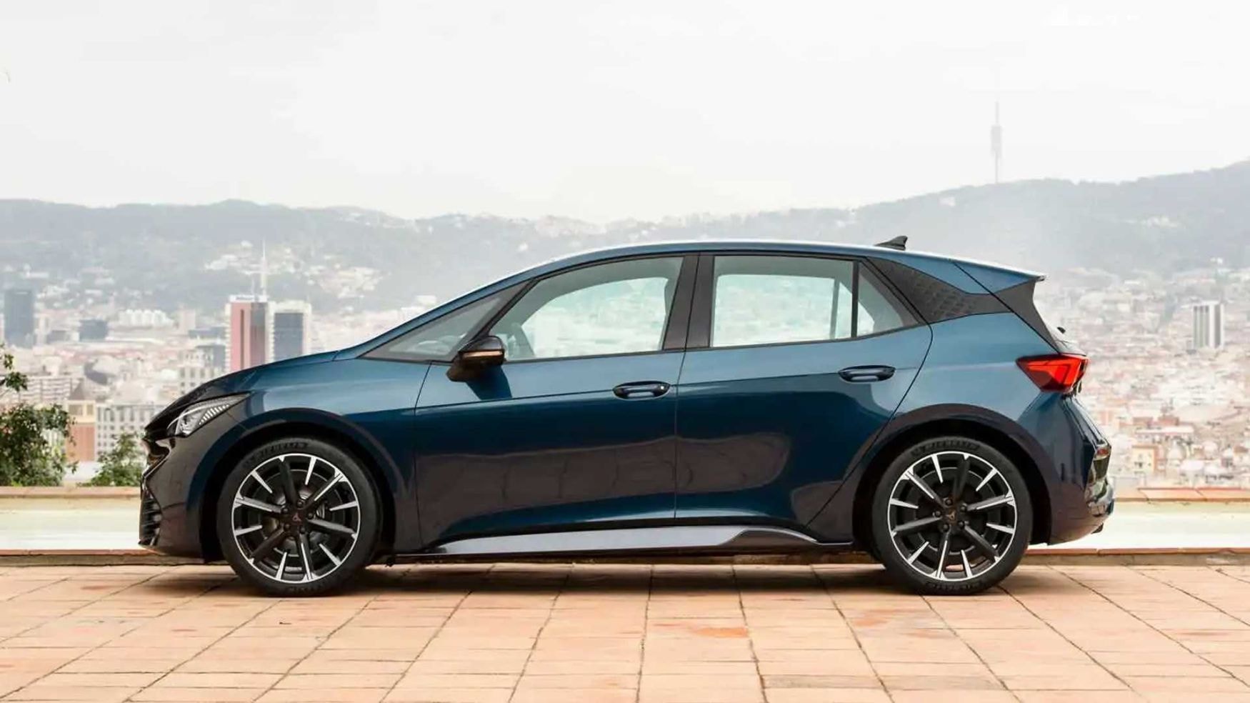 Vista trasera del Cupra Born, que muestra su diseño deportivo.