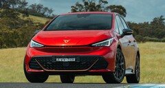 Vista frontal del Cupra Born resaltando su diseño agresivo y moderno. Vista frontal del Cupra Born resaltando su diseño agresivo y moderno.