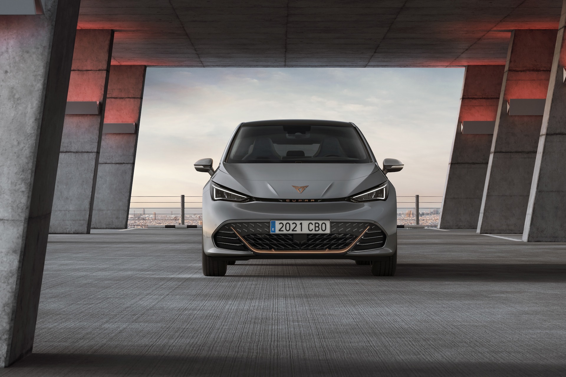 Frente del Cupra Born donde se aprecia su parrilla distintiva y faros full LED.