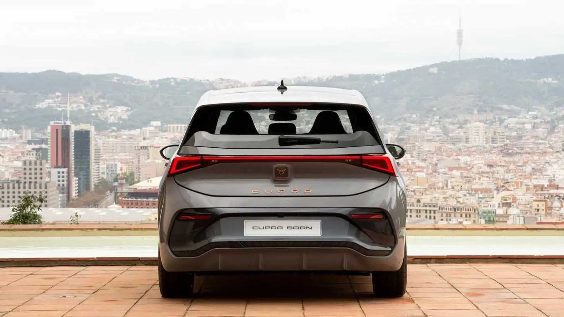 Perfil lateral del Cupra Born destacando su diseño dinámico.