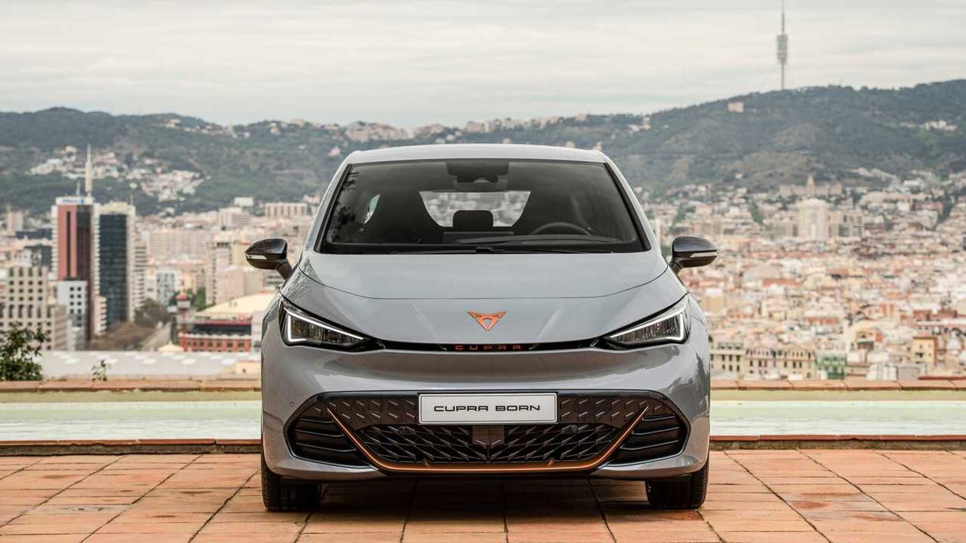 Vista trasera del Cupra Born, elegante y deportiva con un toque urbano.