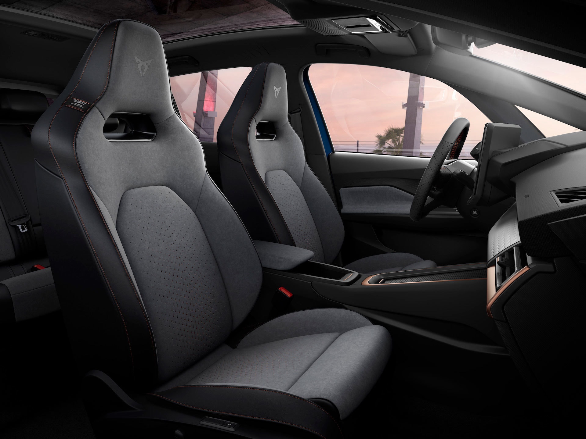 Vista interior del Cupra Born mostrando la disposición y diseño de los asientos.