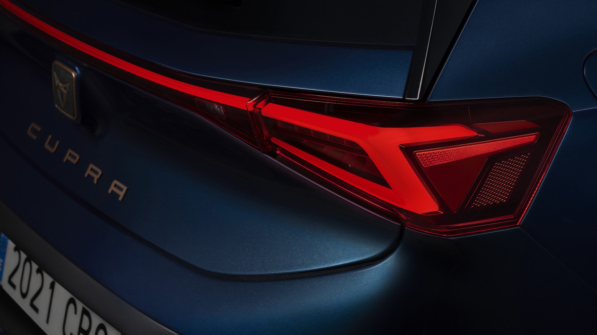 Firma luminosa de las luces traseras del CUPRA Born.