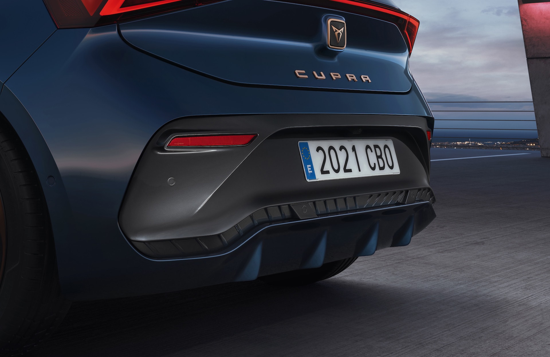 Detalle de la parte trasera del CUPRA Born, mostrando ópticas y diseño.