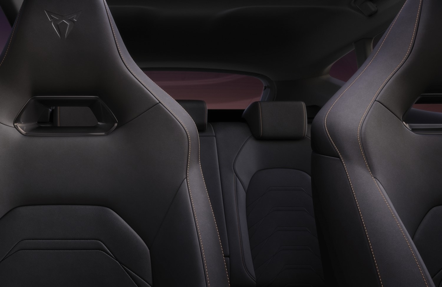 Asientos traseros del Cupra Formentor mostrando diseño y acabados.