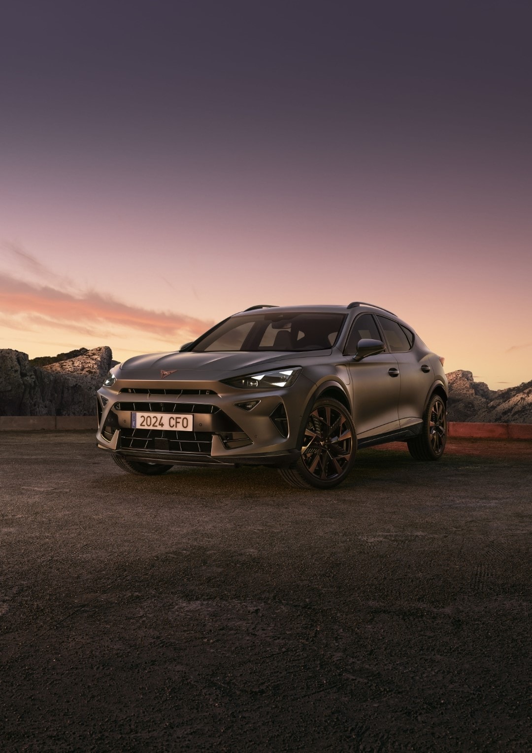 Frente del Cupra Formentor con iluminación de atardecer que resalta su frontal agresivo.