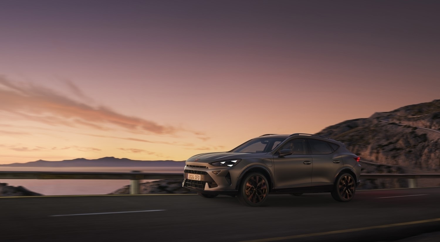 Perfil lateral del Cupra Formentor iluminado por el atardecer.