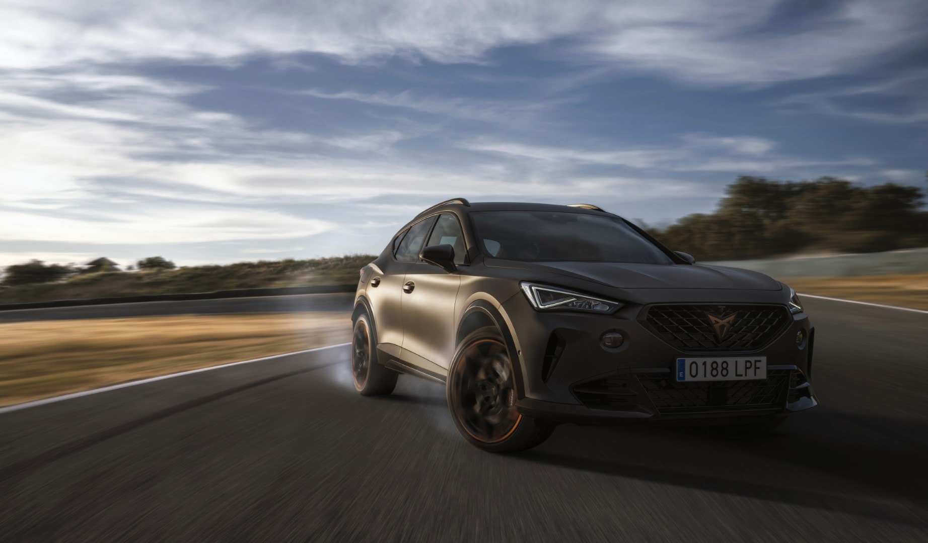 El Cupra Formentor VZ5 muestra su dinamismo con un diseño robusto y elegante.