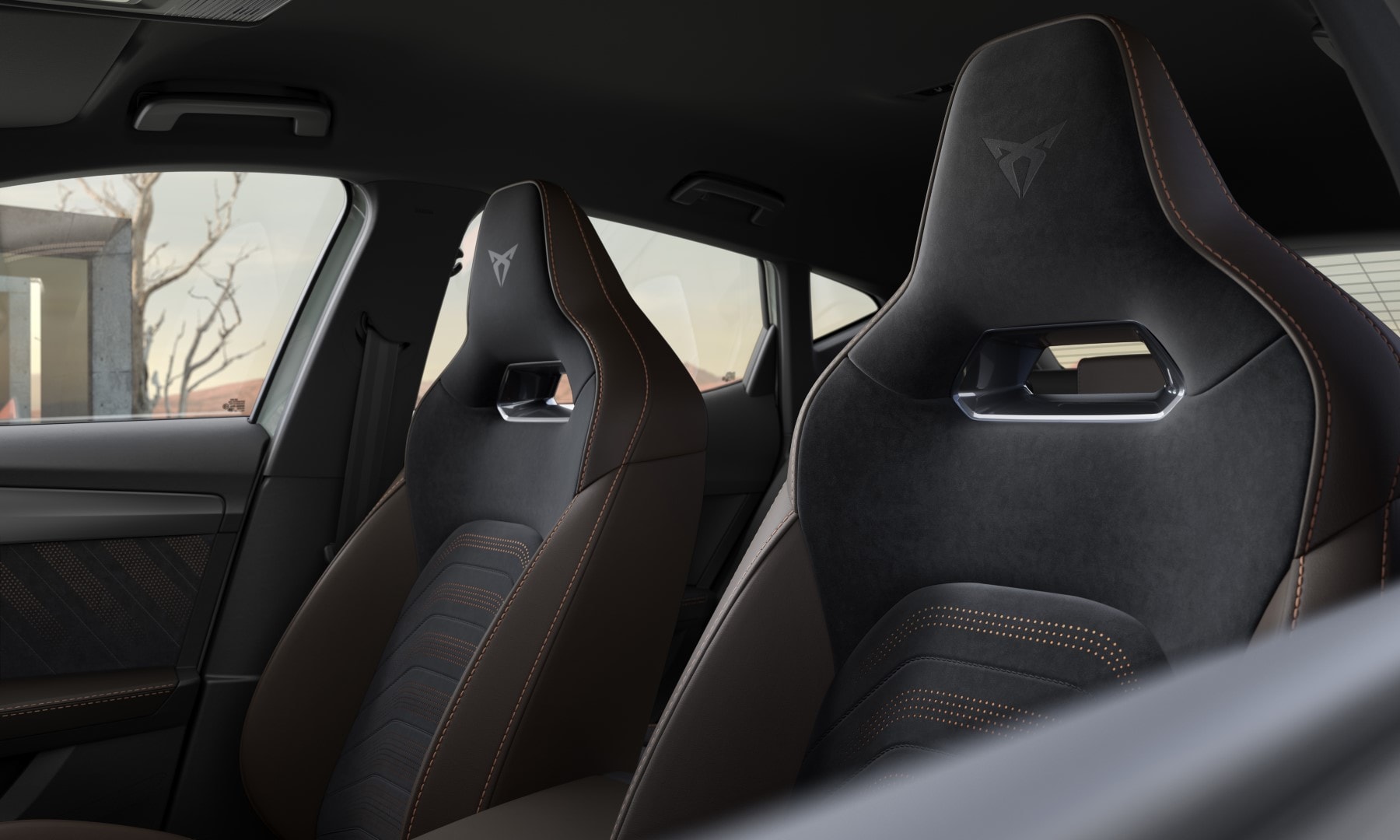 Detalle de los asientos deportivos con el emblema de Cupra.